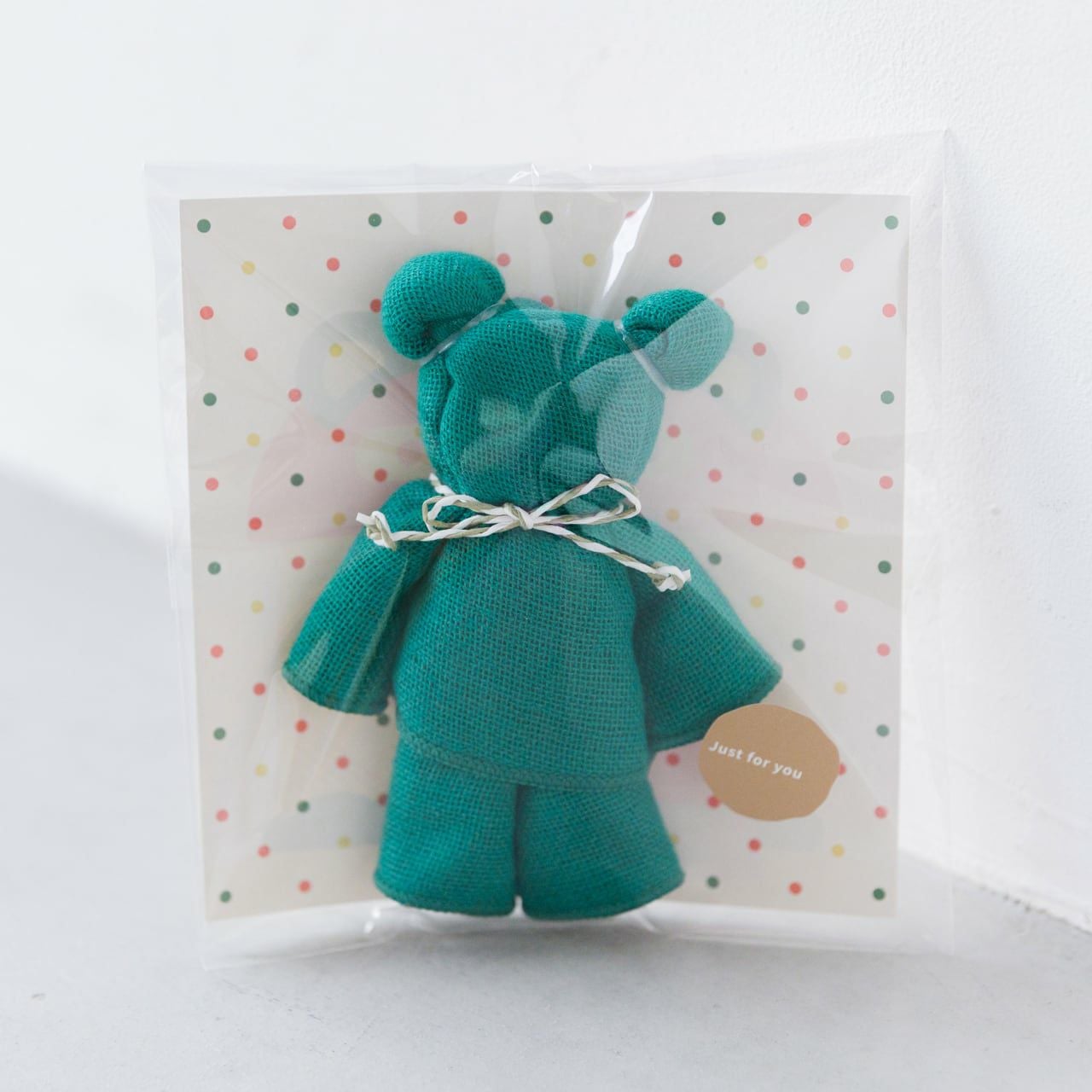 8重ガーゼハンカチ　森のくまさんかくれんぼ　green&blue ハンドメイド クマコ くまの形の6重ガーゼハンカチ Mサイズ | おもてなしねむり研究所